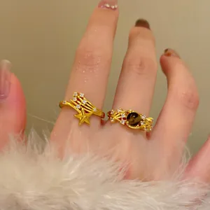 Nahaufnahme von 18K vergoldeten Ringen mit Zirkon-Stern und Vintage-Edelstein-Designs