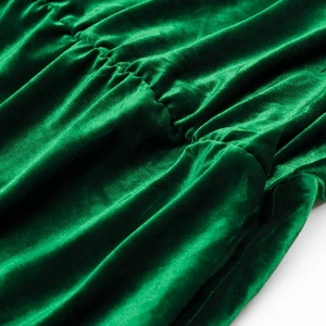 Detailweergave van groene fluwelen stof met gerimpelde en geplooide ontwerpakcenten
