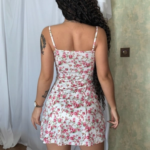 Detalle de la cremallera trasera y el estampado floral de rosas en el vestido corto