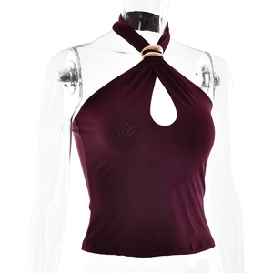 Détail d'un top licou bordeaux avec un anneau doré et une découpe goutte d'eau chic