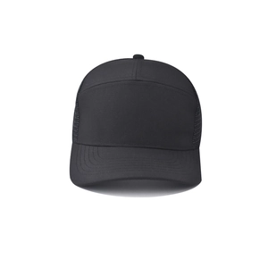 Detail der schwarzen Trucker Cap mit atmungsaktivem Netz und verstärkten Nähten am Schirm