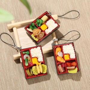 Détail de porte-clés bento japonais miniatures avec textures d'aliments en résine réalistes