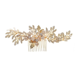 Exquisito peine de novia con flores de metal dorado, perlas y brillantes diamantes
