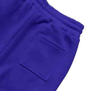 Detalle de la cintura elástica y el bolsillo trasero en pantalones de chándal azul
