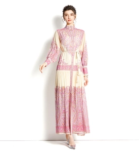 Détails de la robe longue bohème avec imprimé paisley, col montant et lien à pompons