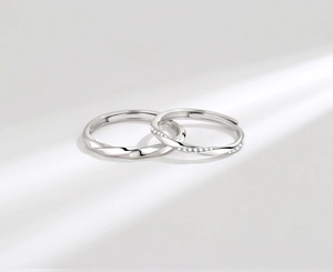 Nahaufnahme von S925 Sterling Silber Mobius Ringen für Paare mit verstellbaren offenen Bändern