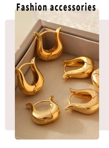 Dettaglio degli orecchini a tulipano placcati in oro 18K in un portagioie beige di lusso