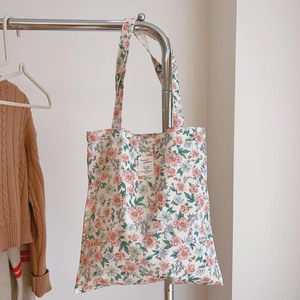 Sac fourre-tout vintage en coton fleuri avec bretelles et étiquette décorative