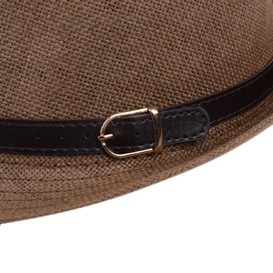 Détail de la texture du chapeau de paille avec ruban en cuir et boucle dorée