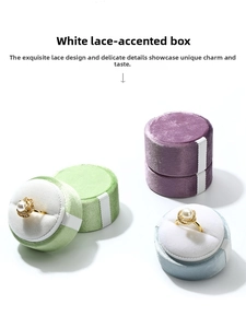 Vue détaillée des écrins à bijoux cylindriques en velours vert sauge, violet et bleu gris