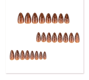 Détail de faux ongles stiletto œil de chat marron avec motif à pois blancs