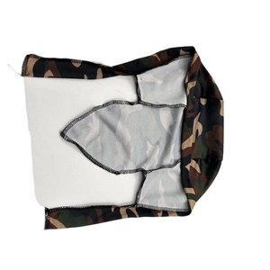 Detalle de bandana de camuflaje con costuras de remate negras de alta resistencia