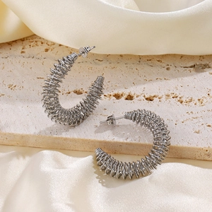 Boucles d'oreilles créoles C argentées torsadées avec texture spirale sur socle