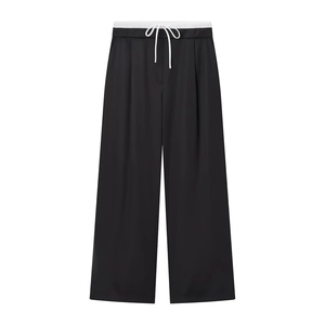Detail der weiten Hose mit weißem Kordelzug und elastischem Bund in Schwarz