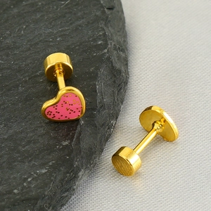 Orecchini a cuore rosa in acciaio inossidabile con finitura dorata e dettagli glitter