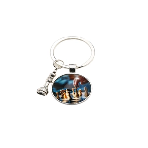 Detailansicht des Schach-Schlüsselanhängers mit Glasanhänger und Spielfigur