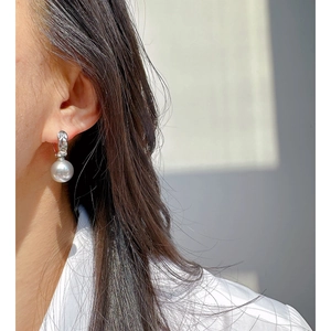 Elegant silver-gray pearl earrings with quilted silver U-shaped hoop for women