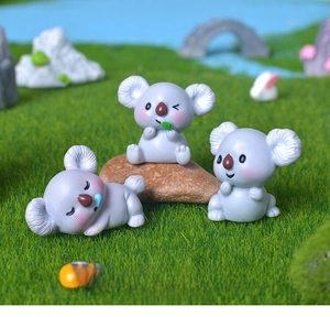 Makroaufnahme von Miniatur-Koalas aus Kunstharz für DIY-Mikrolandschaften und Deko