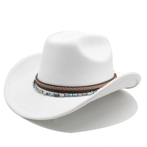 Détail d'un chapeau fedora blanc en daim avec ruban ethnique et perles turquoise