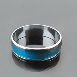 6mm thermochromic stainless steel mood ring featuring a black frame and blue inlay center