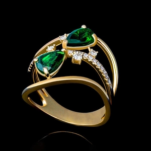 Detalle macro anillo esmeralda de lujo en oro con acentos de diamantes brillantes