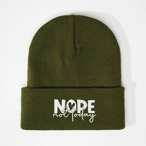 Détail du bonnet en maille vert olive montrant la broderie blanche NOPE not today