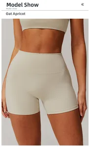 Gros plan d'un short de yoga sans couture à taille haute couleur abricot avoine