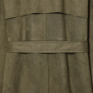 Gabardina cruzada de ante sintético verde oliva con detalle elegante de canesú posterior