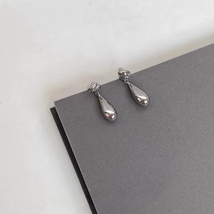 Modern silver lava droplet earrings with a polished mirror finish and minimalist design