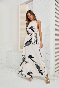 Détail d'une robe longue à licou avec imprimés tropicaux et ourlet à volants légers