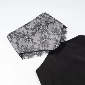 Robe dos nu noire moulante avec empiècement en dentelle et détails de cils délicats