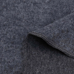 Detailansicht aus dunkelgrauem meliertem Strickstoff mit Textur und verstärkten Nähten