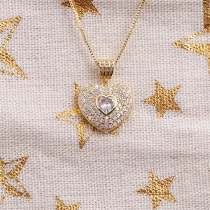 Collier avec pendentif cœur en plaqué or 18 carats et oxydes de zirconium sertis