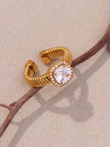Détail macro de bague dorée avec oxyde de zirconium carré sur branche de bois