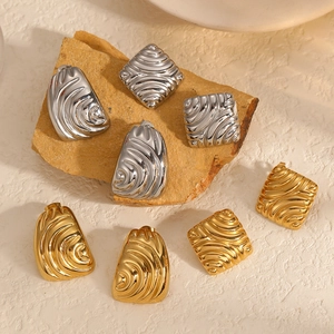 Orecchini irregolari in acciaio inossidabile 18k con design a spirale strutturata