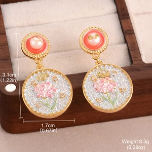Macro shot of baroque pearl floral earrings with dimensions 3.1cm and 8.3g weight