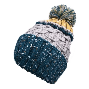 Détail du bonnet en tricot color-block avec pompon et motif de maille torsadée