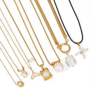 Set aus sieben minimalistischen vergoldeten Perlenhalsketten für Damen in verschiedenen Stilen