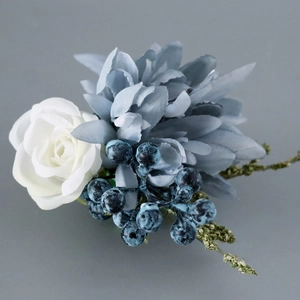 Boutonnière de mariage élégante avec rose blanche et marguerites bleues artificielles
