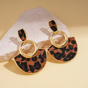 Boucles d'oreilles pendantes géométriques léopard avec monture en métal doré et texture