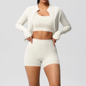 Gros plan d'un ensemble de yoga blanc cassé avec passe-pouces et short de sport gainant