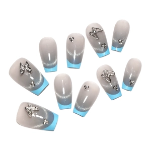 Faux ongles French ombre bleus avec papillon en métal 3D et strass brillants décoratifs