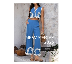 Ensemble de vacances bleu deux pièces avec haut à col en V, dentelle blanche et pantalon