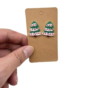 Boucles d'oreilles sapin de Noël en acrylique vert avec points rouges sur carte kraft