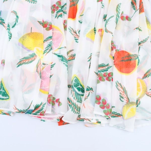 Robe d'été fraîche avec imprimé fleurs de citron et agrumes sur tissu blanc léger