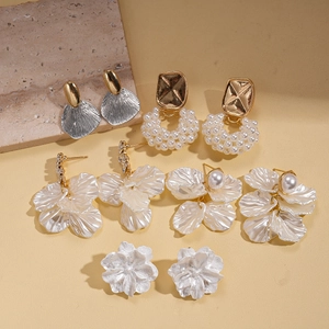Detail von Ohrring-Set mit perlenbesetzten Blumenanhängern und Metallsteckern