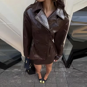 Completo da donna con blazer doppiopetto e minigonna in ecopelle marrone scuro