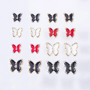 Vue macro de breloques papillon colorées en émail pour le nail art et bijoux DIY