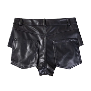 Rückansicht schwarzer High-Waist Kunstledershorts mit Gürtelschlaufen und großen Taschen