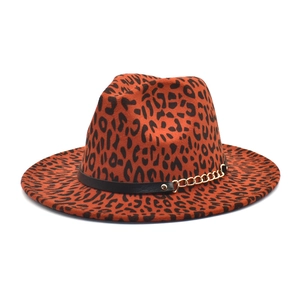 Chapeau fedora en laine léopard caramel avec ruban en cuir noir et chaîne dorée chic